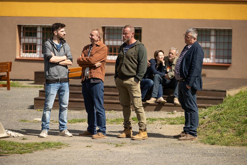 Jedna rodina: Standa v lopatě, Petra v šoku, svatba na spadnutí