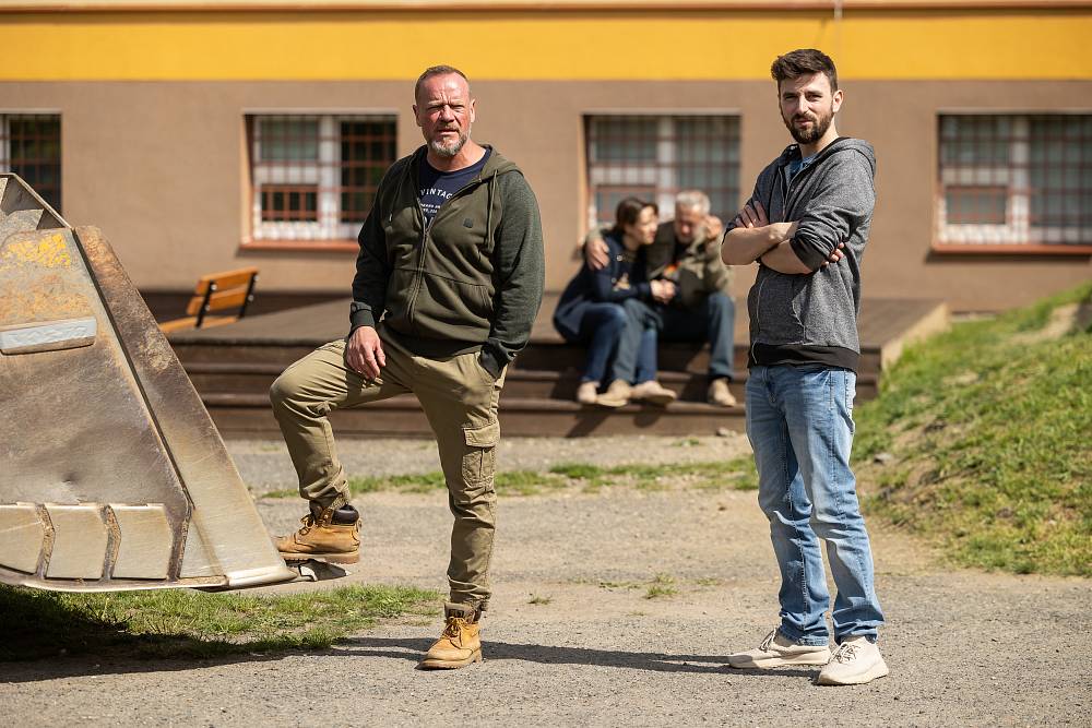 Jedna rodina: Standa v lopatě, Petra v šoku, svatba na spadnutí