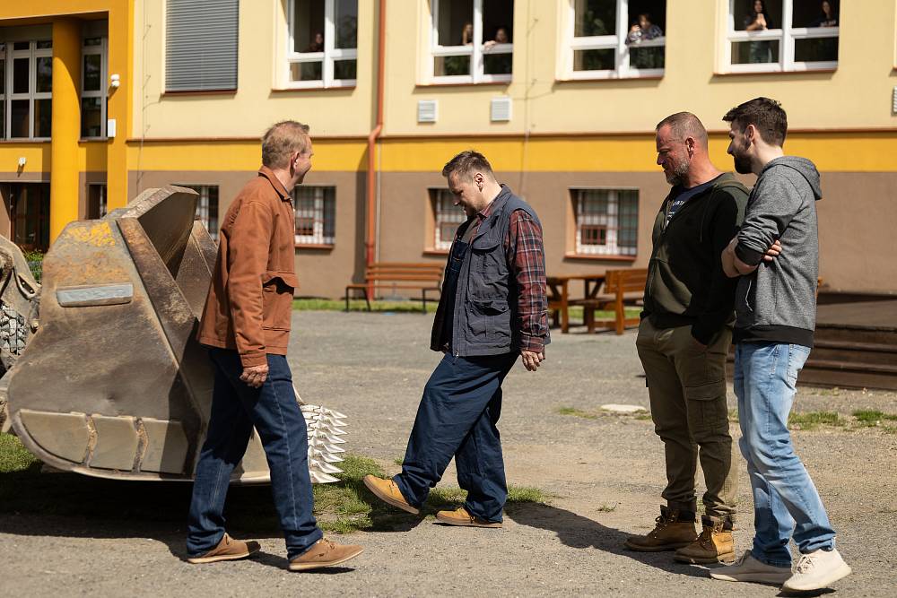 Jedna rodina: Standa v lopatě, Petra v šoku, svatba na spadnutí