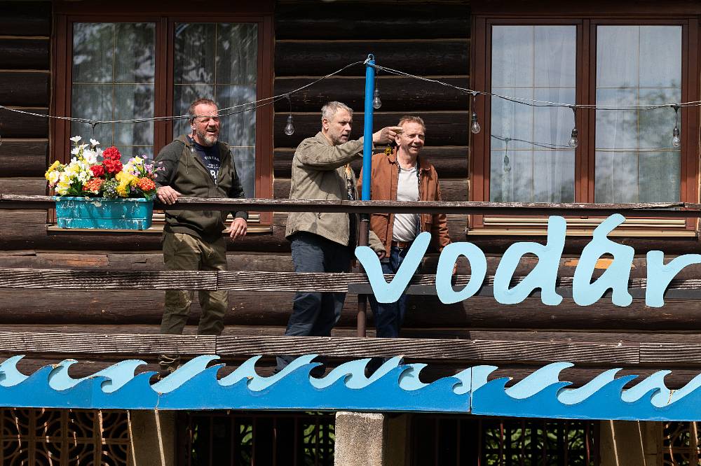 Jedna rodina: Standa v lopatě, Petra v šoku, svatba na spadnutí