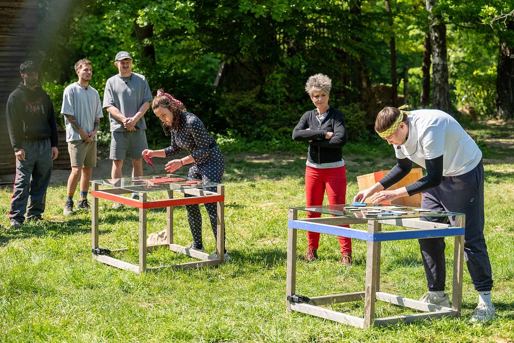 Veve z Farmy chtěla tanga, dostala gaťky po babičce. A všichni by si přáli mlhu, když se šel Luboš koupat