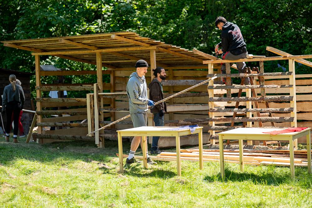 Veve z Farmy chtěla tanga, dostala gaťky po babičce. A všichni by si přáli mlhu, když se šel Luboš koupat