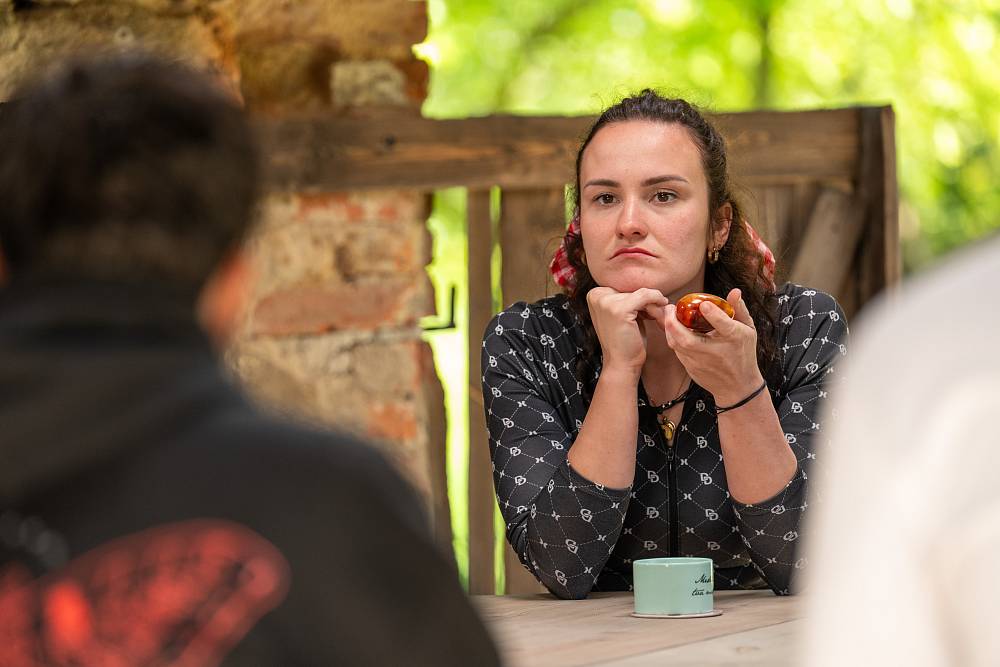 Veve z Farmy chtěla tanga, dostala gaťky po babičce. A všichni by si přáli mlhu, když se šel Luboš koupat