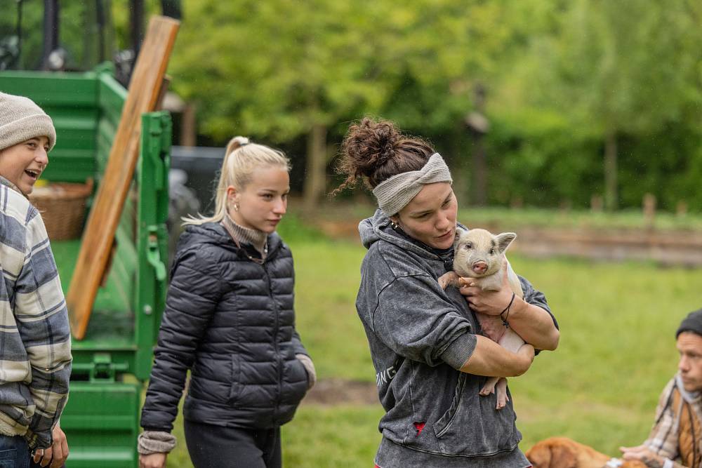 Líný farmář Andrej vs. ukňouraný sluha Luboš: Přetahovaná tělem, kvíz mozkem – a nikdo nečte almanach pořádně