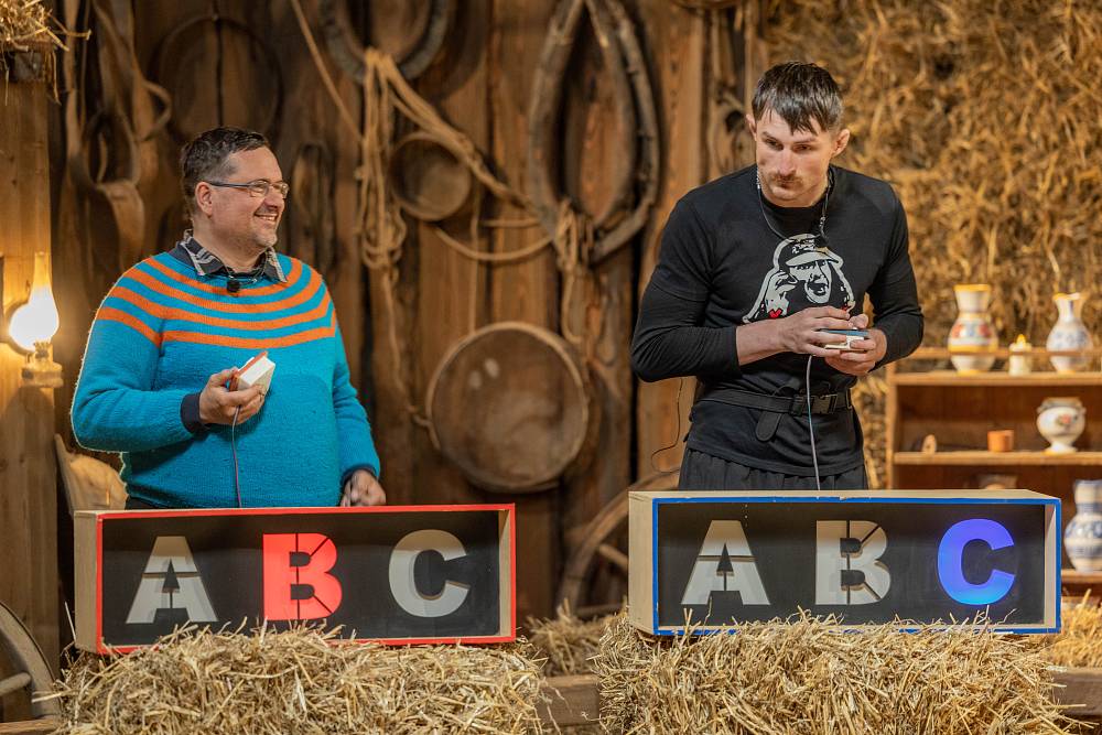 Líný farmář Andrej vs. ukňouraný sluha Luboš: Přetahovaná tělem, kvíz mozkem – a nikdo nečte almanach pořádně