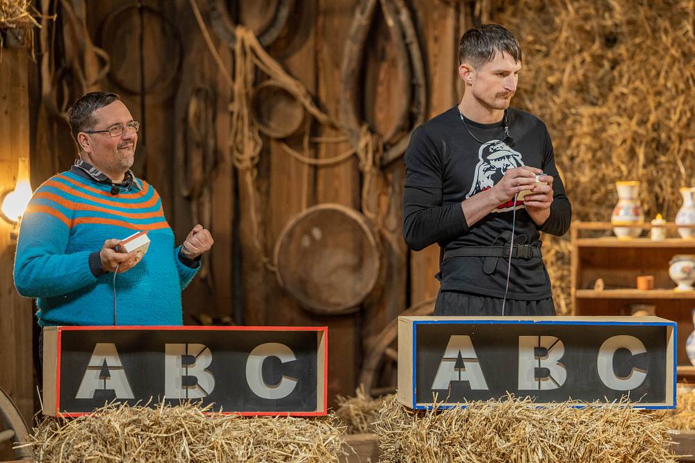 Líný farmář Andrej vs. ukňouraný sluha Luboš: Přetahovaná tělem, kvíz mozkem – a nikdo nečte almanach pořádně