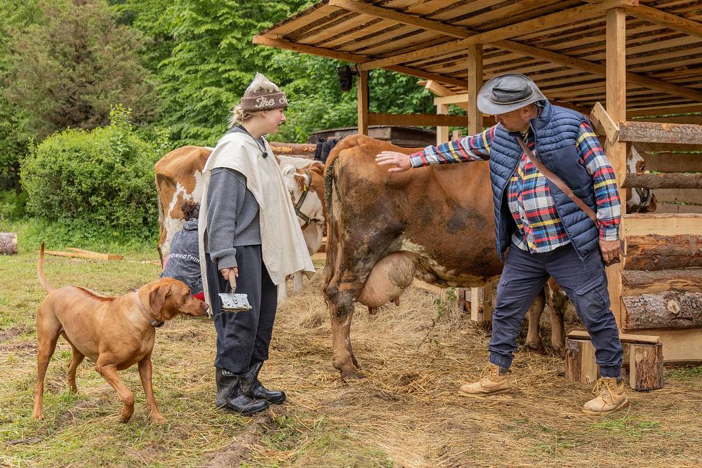 Líný farmář Andrej vs. ukňouraný sluha Luboš: Přetahovaná tělem, kvíz mozkem – a nikdo nečte almanach pořádně