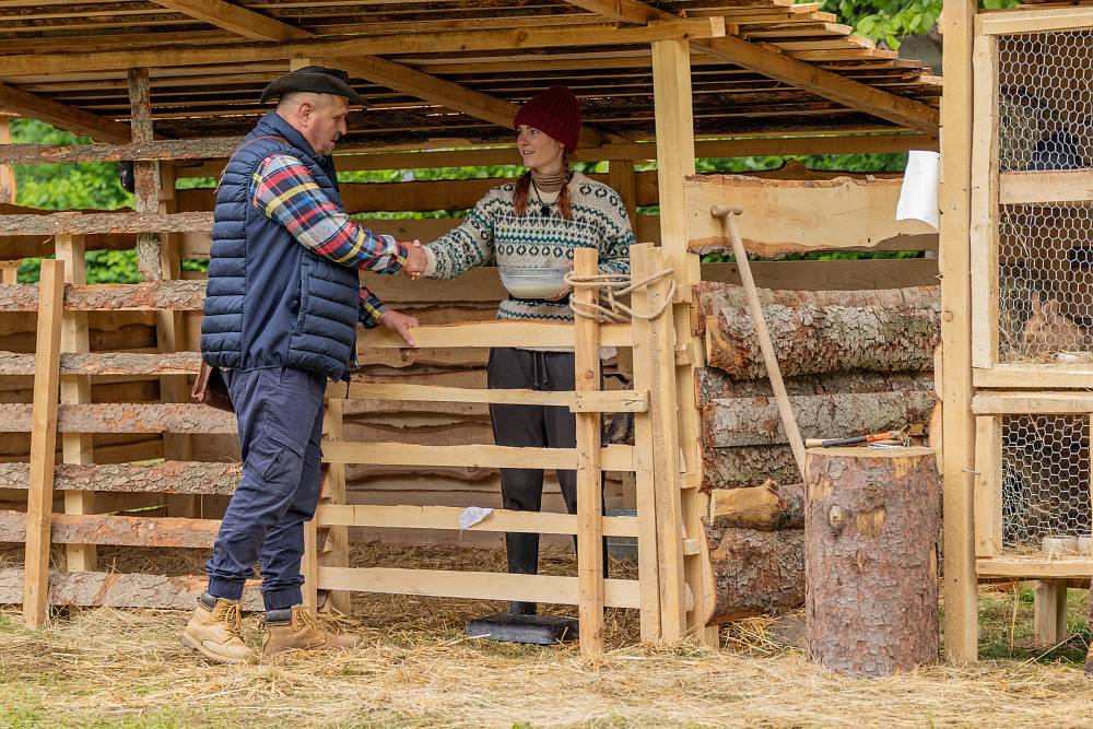 Líný farmář Andrej vs. ukňouraný sluha Luboš: Přetahovaná tělem, kvíz mozkem – a nikdo nečte almanach pořádně