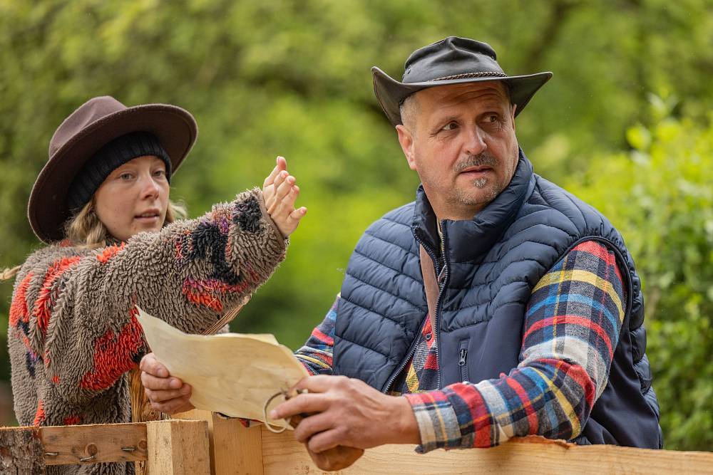 Líný farmář Andrej vs. ukňouraný sluha Luboš: Přetahovaná tělem, kvíz mozkem – a nikdo nečte almanach pořádně