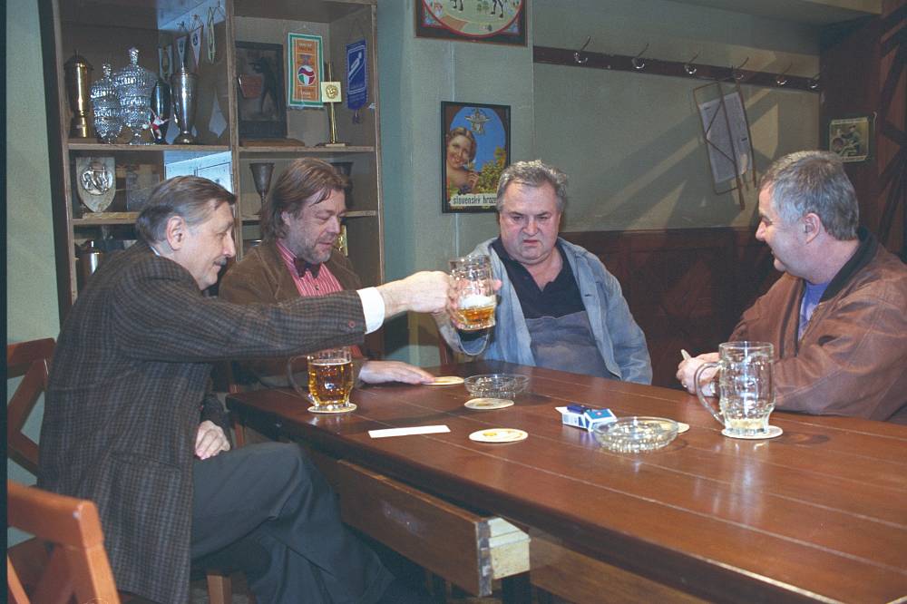 Hospoda, kde se točilo teplé pětistupňové pivo, Nárožný nemusel dodržovat scénář a Menzel si vydělával na novou koupelnu