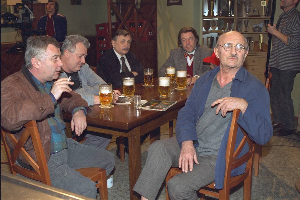 Hospoda, kde se točilo teplé pětistupňové pivo, Nárožný nemusel dodržovat scénář a Menzel si vydělával na novou koupelnu