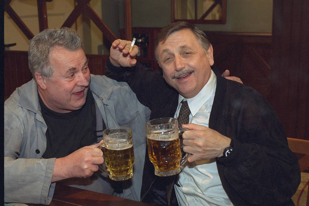 Hospoda, kde se točilo teplé pětistupňové pivo, Nárožný nemusel dodržovat scénář a Menzel si vydělával na novou koupelnu