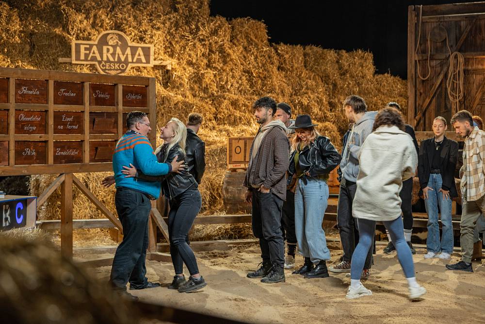 Na Farmě zmizel oheň, kýbl i smetana – začíná farmařina nebo detektivka?