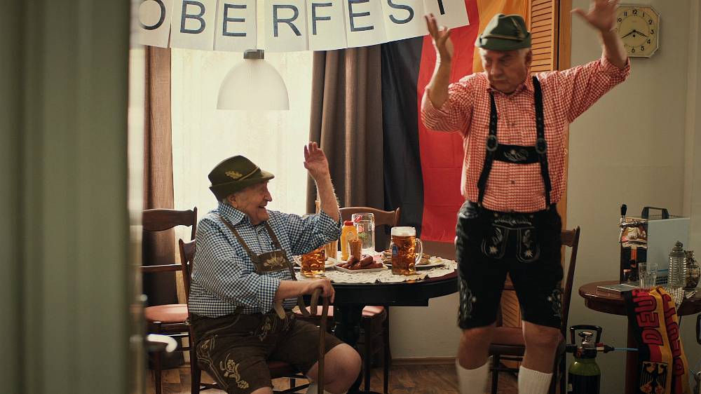 Léto přeje všem, kdo mají rádi povedené české filmy. S Bolkem Polívkou a Miroslavem Donutilem se budete popadat za břicha