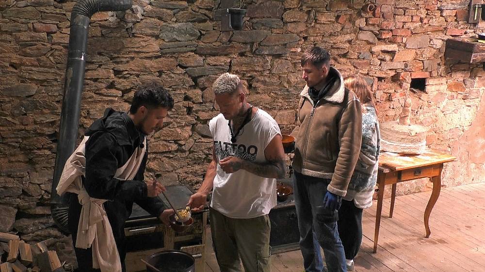 Kamery své dvě oblíbenkyně na Farmě nespustí z očí, ty navíc hrají před ostatními jen divadlo