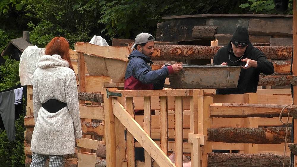 Kamery své dvě oblíbenkyně na Farmě nespustí z očí, ty navíc hrají před ostatními jen divadlo