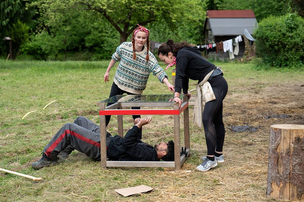 Kamery své dvě oblíbenkyně na Farmě nespustí z očí, ty navíc hrají před ostatními jen divadlo