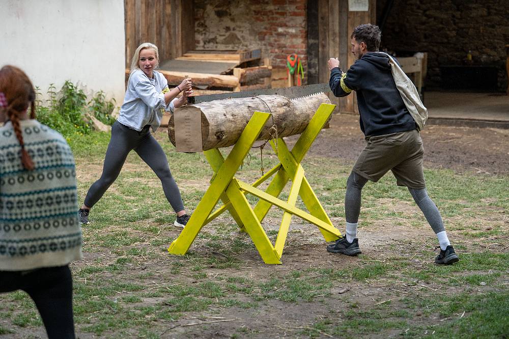 Kamery své dvě oblíbenkyně na Farmě nespustí z očí, ty navíc hrají před ostatními jen divadlo