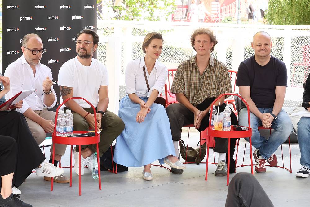 Karlovarský festival zažil další premiéru, Prima využívá každou příležitost, aby propagovala seriálovou novinku Polabí