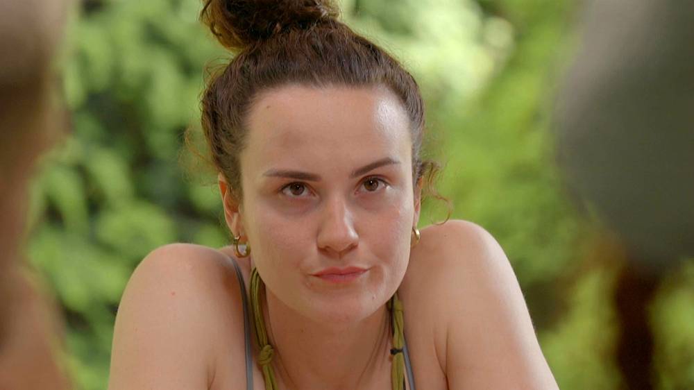 Mary se z duelu nevykroutila. Godla lapil slepici, ale asi nepochopil, že odměna mu nezacinká hned v kapse