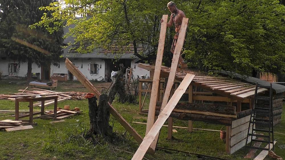 Mary se z duelu nevykroutila. Godla lapil slepici, ale asi nepochopil, že odměna mu nezacinká hned v kapse