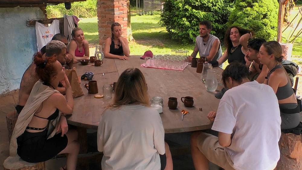 Mary se z duelu nevykroutila. Godla lapil slepici, ale asi nepochopil, že odměna mu nezacinká hned v kapse