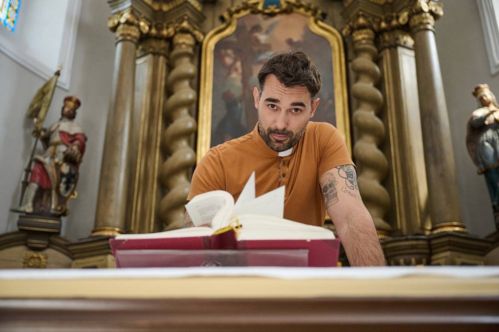 Vzpomínáte si na mladého fešáka ze Zlaté labutě? Adam Vacula se představí jako kněz z Polabí