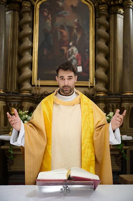 Vzpomínáte si na mladého fešáka ze Zlaté labutě? Adam Vacula se představí jako kněz z Polabí