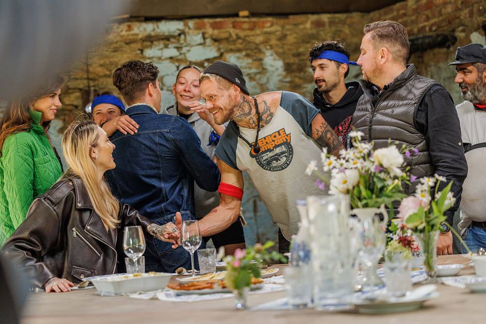 Na farmu dorazil známý kuchař a „celebrity“. Veve půjde opět spát do lesa