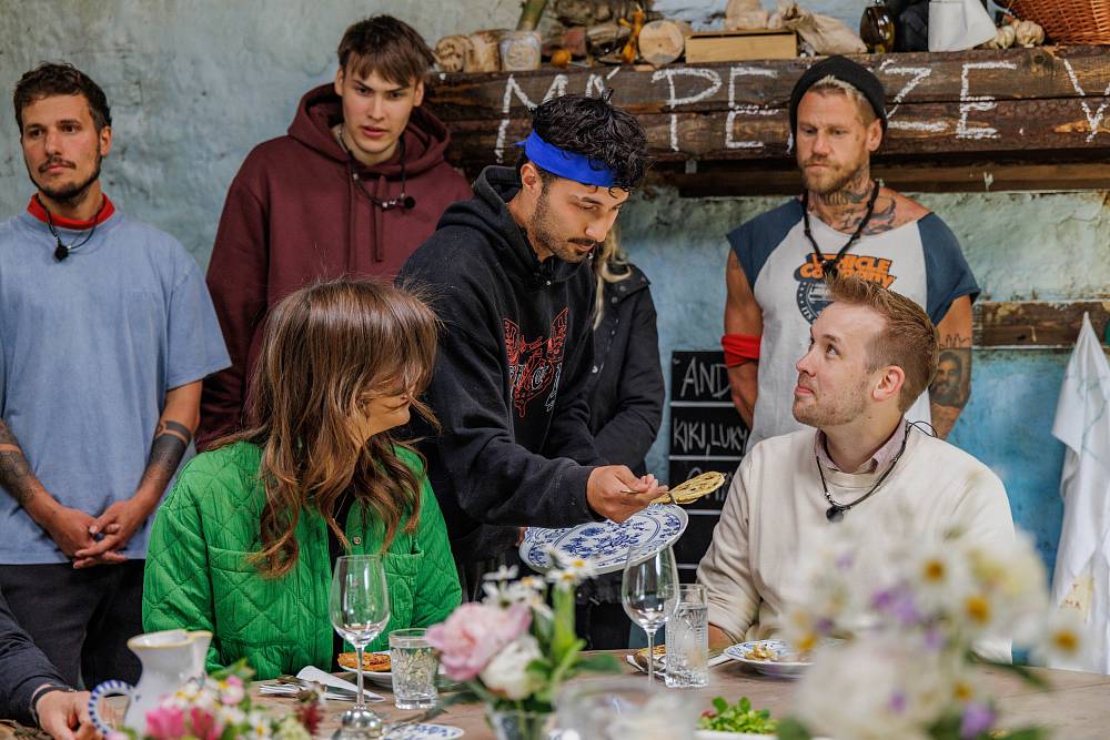 Na farmu dorazil známý kuchař a „celebrity“. Veve půjde opět spát do lesa