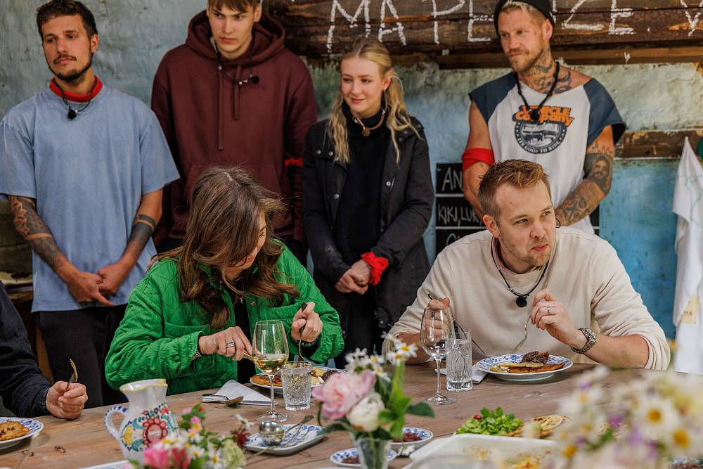 Na farmu dorazil známý kuchař a „celebrity“. Veve půjde opět spát do lesa