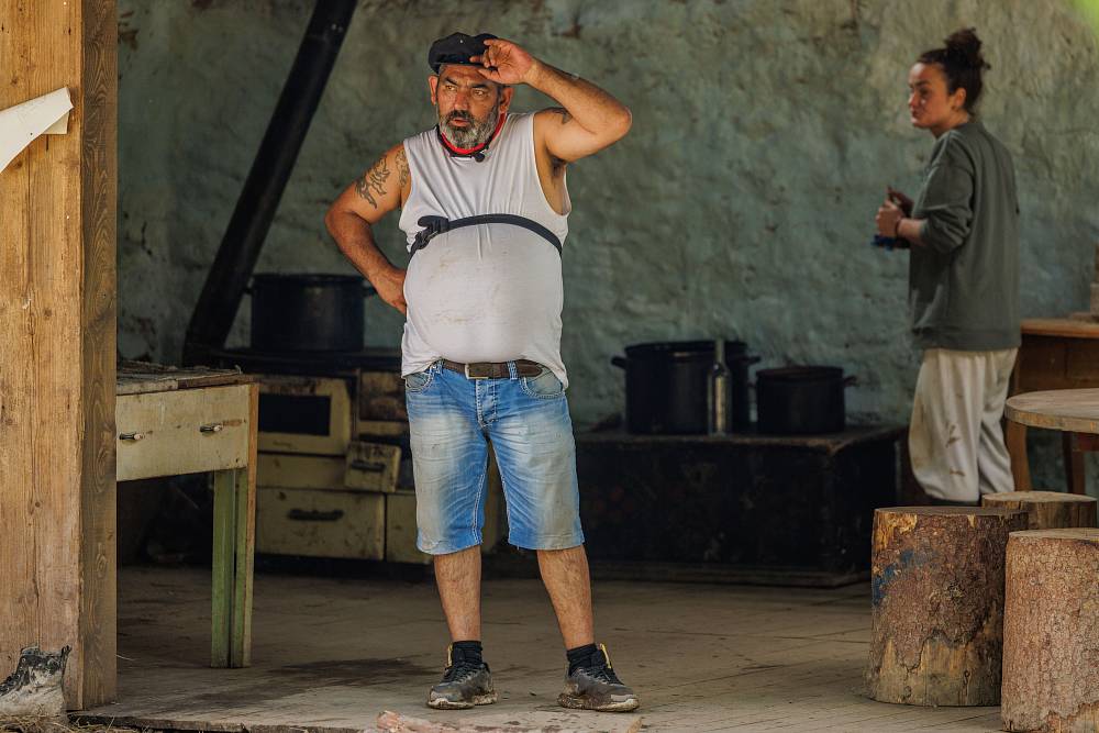 Na farmu dorazil známý kuchař a „celebrity“. Veve půjde opět spát do lesa
