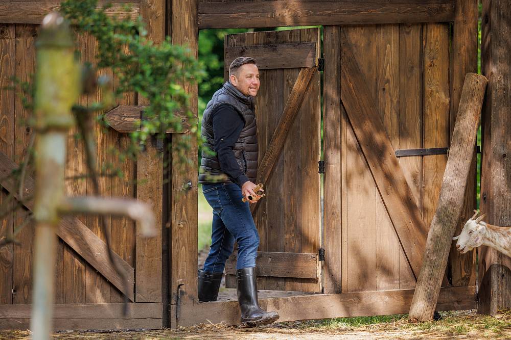 Na farmu dorazil známý kuchař a „celebrity“. Veve půjde opět spát do lesa
