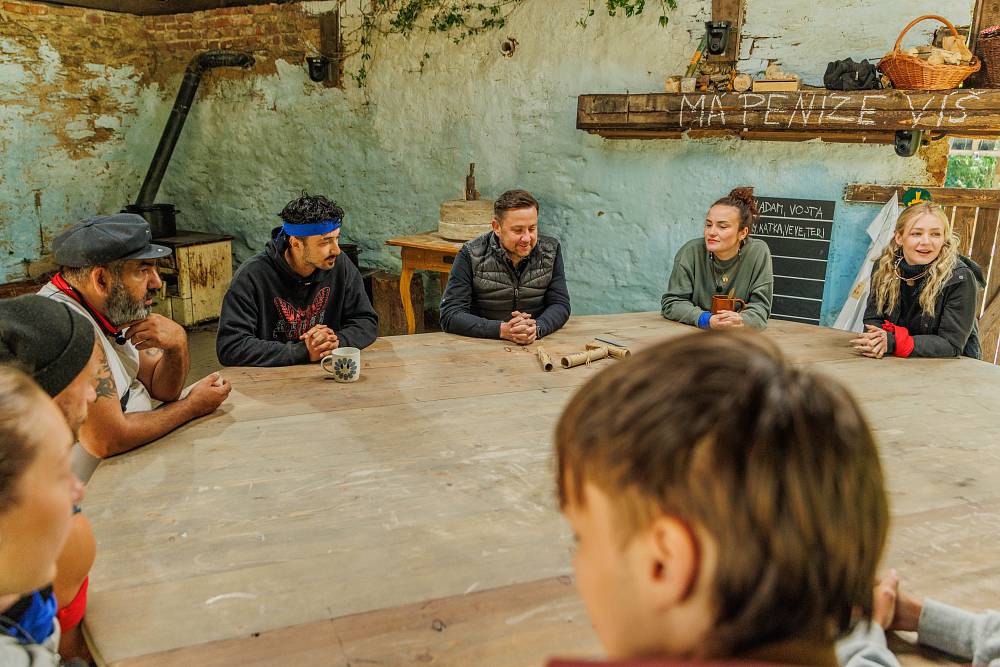 Na farmu dorazil známý kuchař a „celebrity“. Veve půjde opět spát do lesa