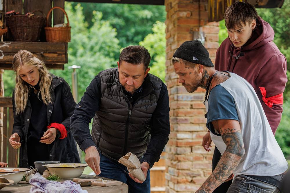 Na farmu dorazil známý kuchař a „celebrity“. Veve půjde opět spát do lesa