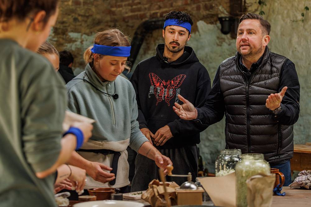 Na farmu dorazil známý kuchař a „celebrity“. Veve půjde opět spát do lesa