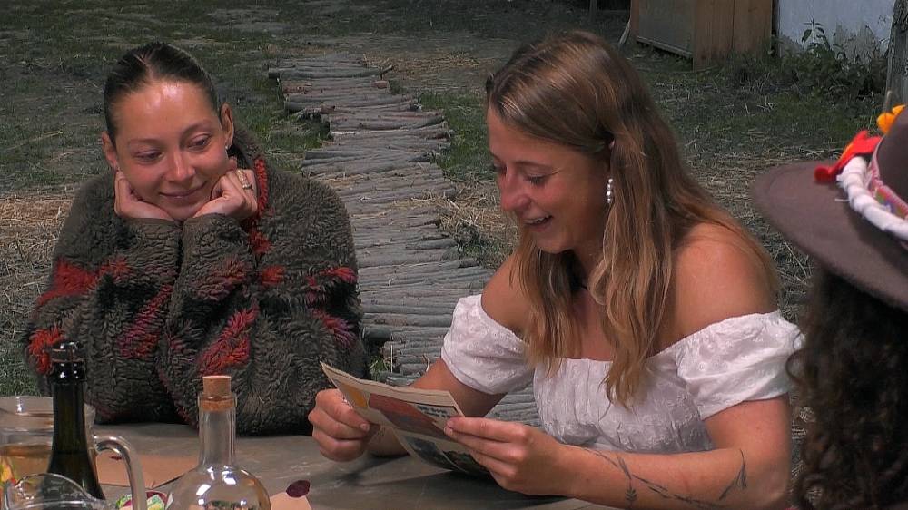 Na Farmu dorazil pošťák s dopisy z domova a i mrcha Kateřina zjihla, když zjistila že má Adam milující rodinu