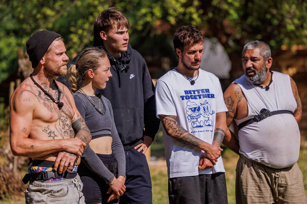 Na Farmu dorazil pošťák s dopisy z domova a i mrcha Kateřina zjihla, když zjistila že má Adam milující rodinu