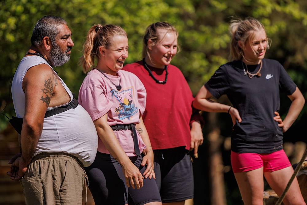 Na Farmu dorazil pošťák s dopisy z domova a i mrcha Kateřina zjihla, když zjistila že má Adam milující rodinu