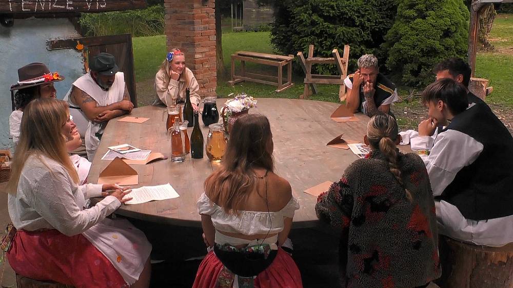 Na Farmu dorazil pošťák s dopisy z domova a i mrcha Kateřina zjihla, když zjistila že má Adam milující rodinu