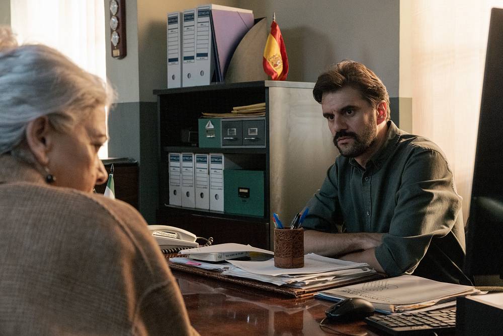 Přímořské městečko se tváří tiché, ale jeden nešťastný okamžik (zmizení dívek) ho roztočí. Ticho naruší hněv, krev a touha po pomstě – Isabel jej přetaví v drsné vyšetřování umocněné osobní bolestí.