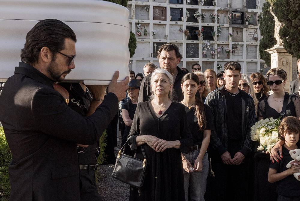 Možná to zní paradoxně: Dva hroby jsou o pomstě, krvi a bezpráví. Ale právě nečekaná odvaha babičky přináší mrazivou proměnu starého světa. Netflix dokazuje, že i v pokročilém věku může zářit nebezpečně.