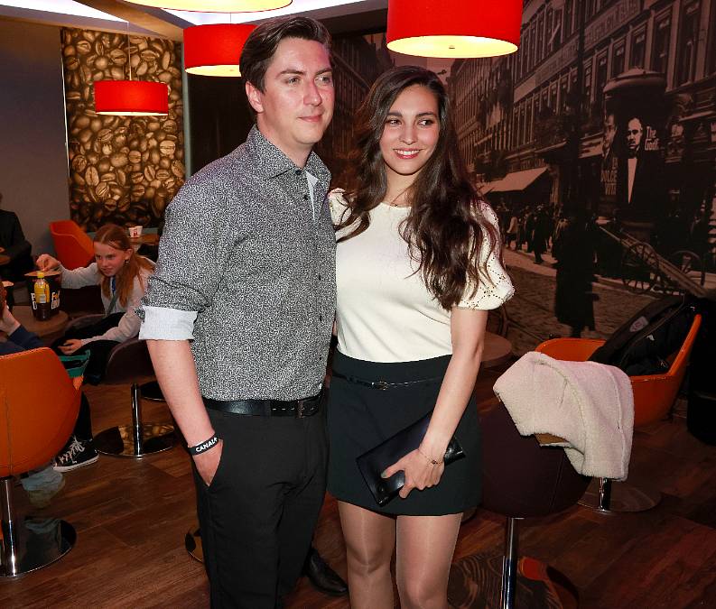 Syn slavného herce si vzal herečku a doma má duhové miminko
