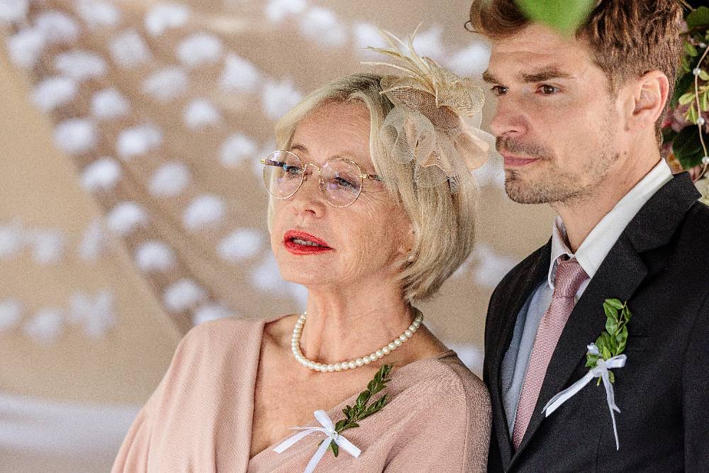 (UŽ VE ČTVRTEK) Bratři a sestry: Ve městě je klid před bouří. Jen farářka řeší, zda už přišel čas na pravdu