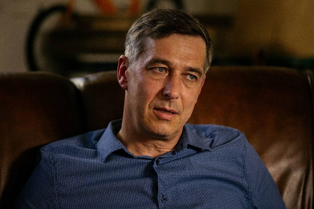 (UŽ VE ČTVRTEK) Bratři a sestry: Ve městě je klid před bouří. Jen farářka řeší, zda už přišel čas na pravdu