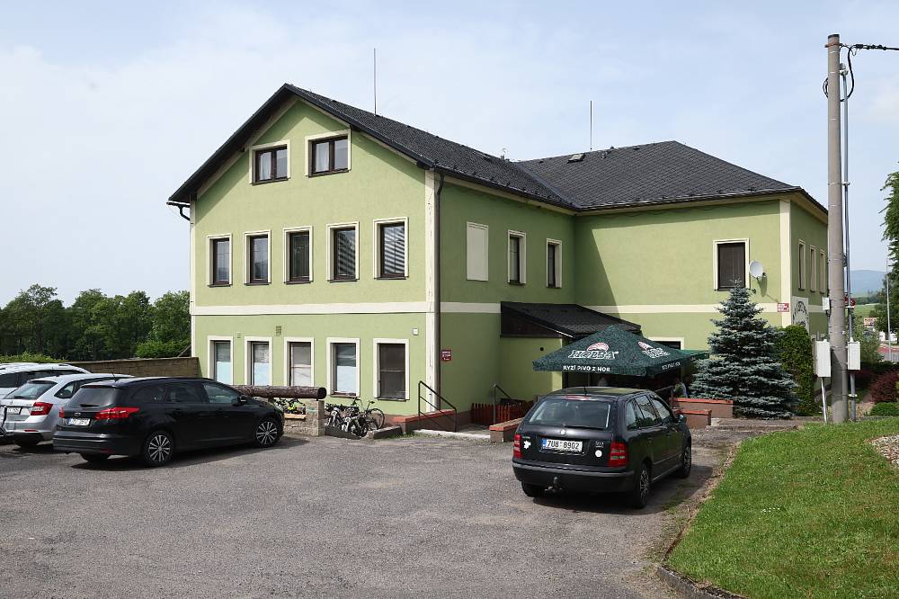 Stý díl Ano, šéfe! je tady. U některých hlášek šéfa se v kuchyni červenaly i pánve