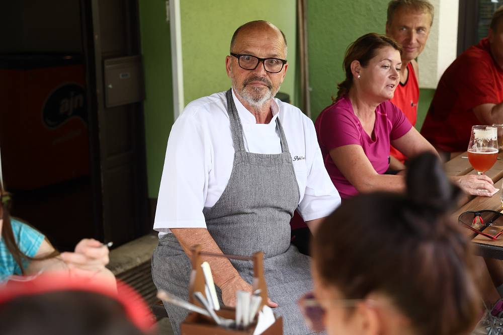 Stý díl Ano, šéfe! je tady. U některých hlášek šéfa se v kuchyni červenaly i pánve