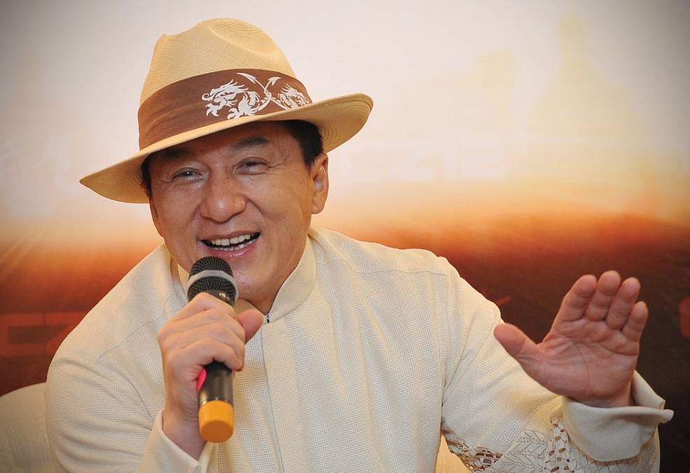 Jackie Chan kaskadérské kousky umí. Podívejte se jak.