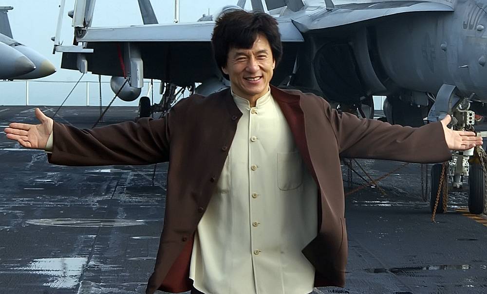 Jackie Chan kaskadérské kousky umí. Podívejte se jak.
