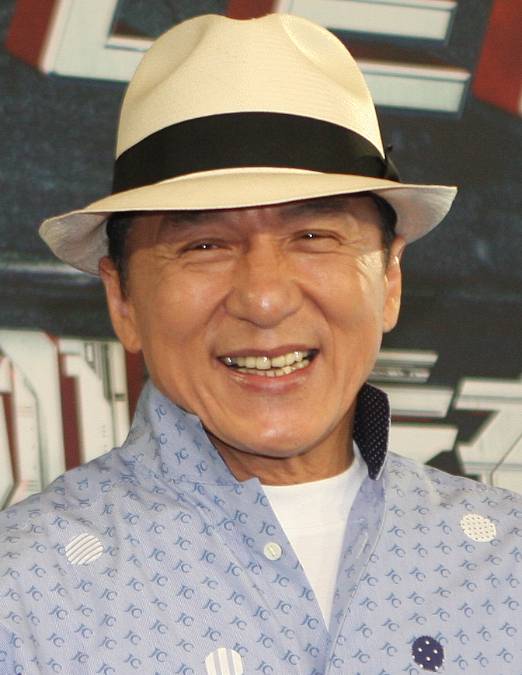 Jackie Chan kaskadérské kousky umí. Podívejte se jak.